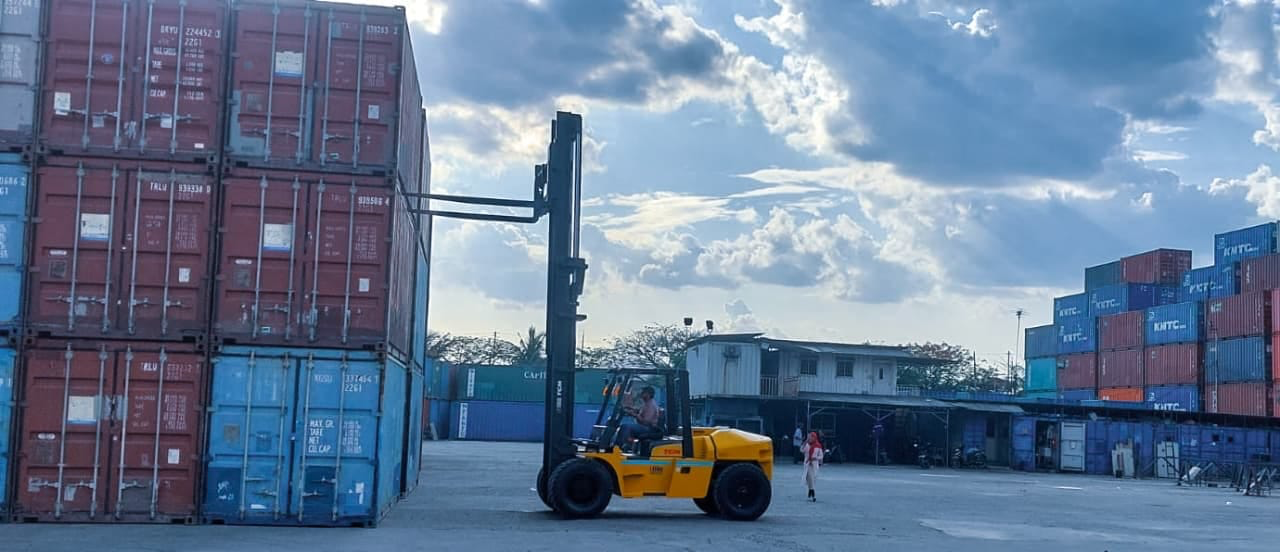 Forklift TCM beroperasi di area penumpukan kontainer
